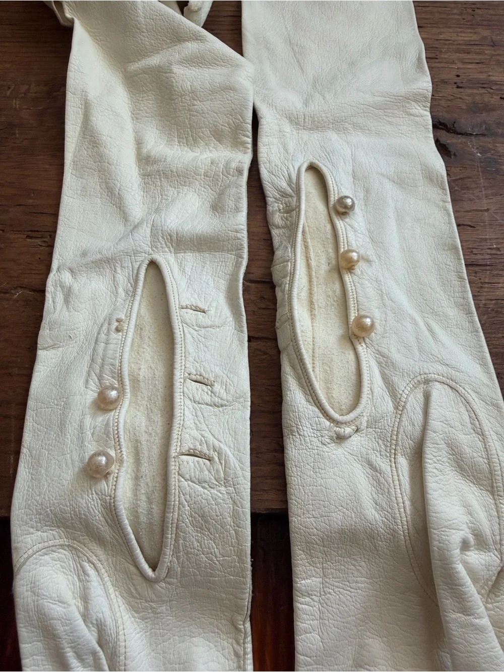 Vintage early 19th c white kid leather mousquetaire opera gloves 2 pairs